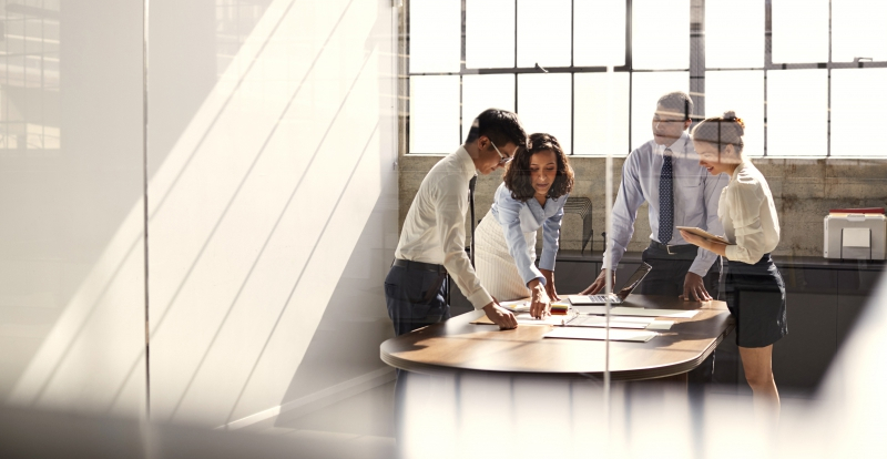 Personalleiter-und-manager-erarbeiten-Konzept-fuer-Gradings-Verguetungsbaender-im-Meetingraum-Kienbaum-800x414 (1)