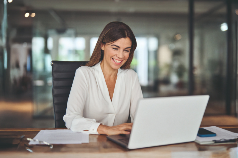 Personalleiterin-sitzt-am-Laptop-und-telefoniert-mit-Support-von-Kienbaum-800x533 Kienbaum Grading App Demo